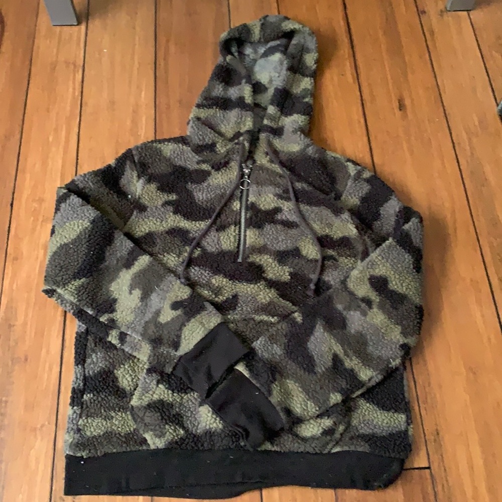 Green camo sherpa sweatshirt with zipper